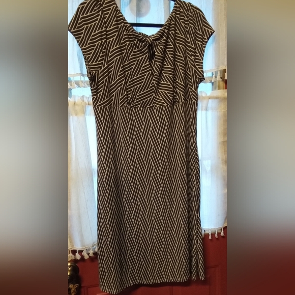 Ann Taylor Dresses & Skirts - Ann Taylor Black and White Geometric Midi Dress